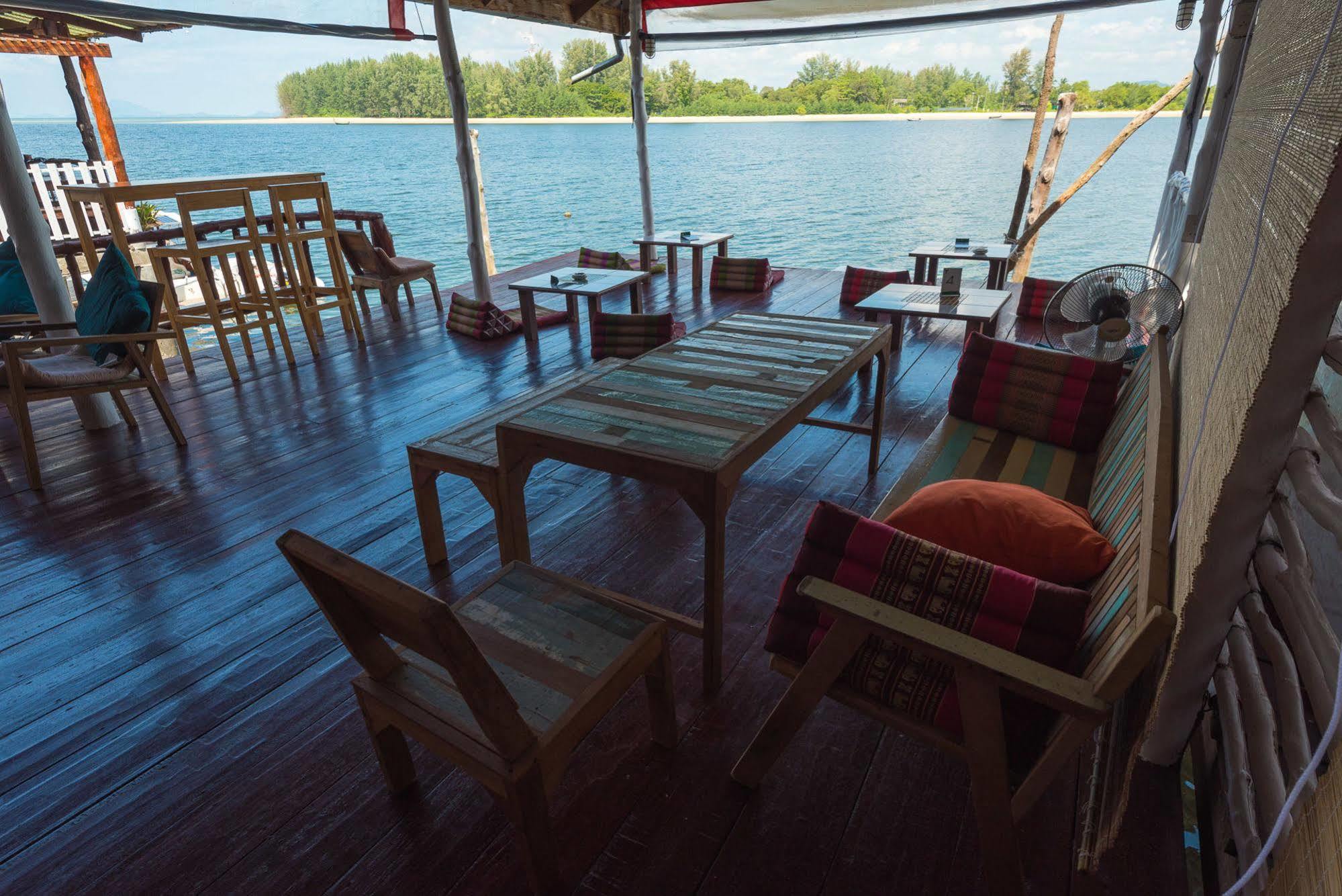 Sincere Hostel Bar And Bistro Ко-Ланта Экстерьер фото